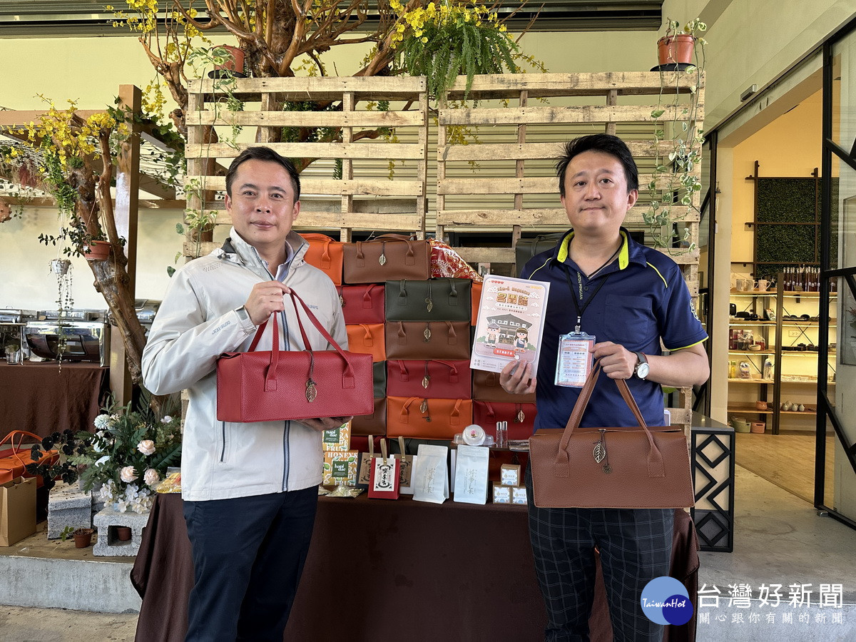 陳翰立鄉長(左)樂見公所與協會全力配合推廣觀光產業。( 記者扶小萍攝)