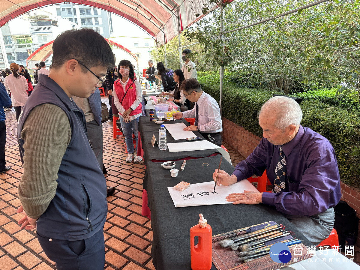 26位書畫家一齊揮毫作畫吸引許多民眾觀賞。(記者扶小萍攝)