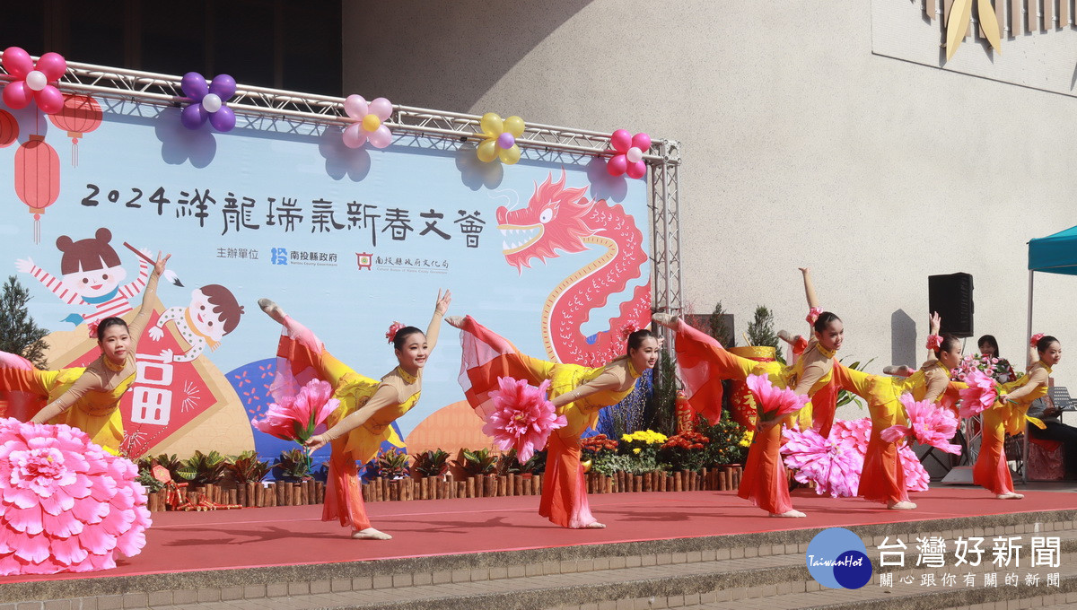 曼暉舞蹈團表演揭序幕。(記者扶小萍攝)