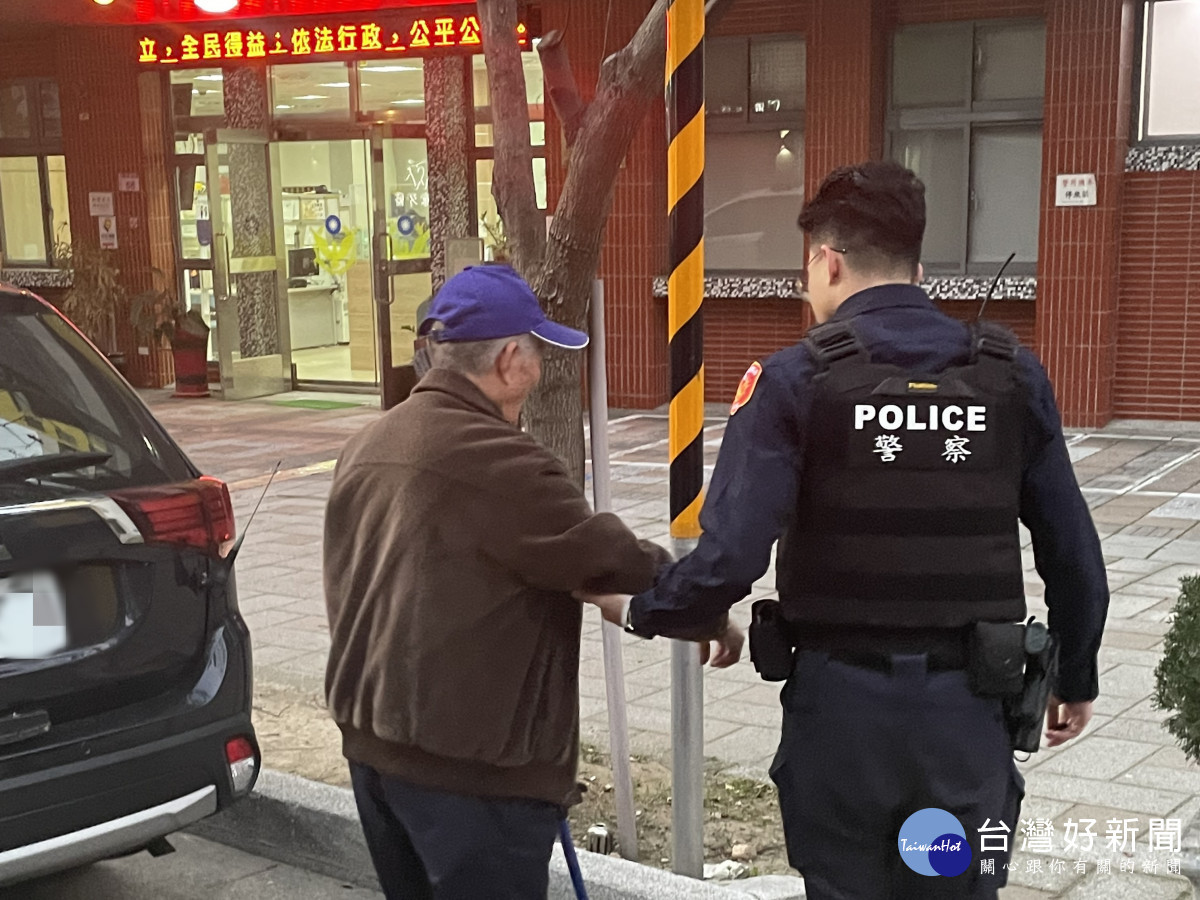 八旬翁離家迷失街頭，警用愛心手環找家人。