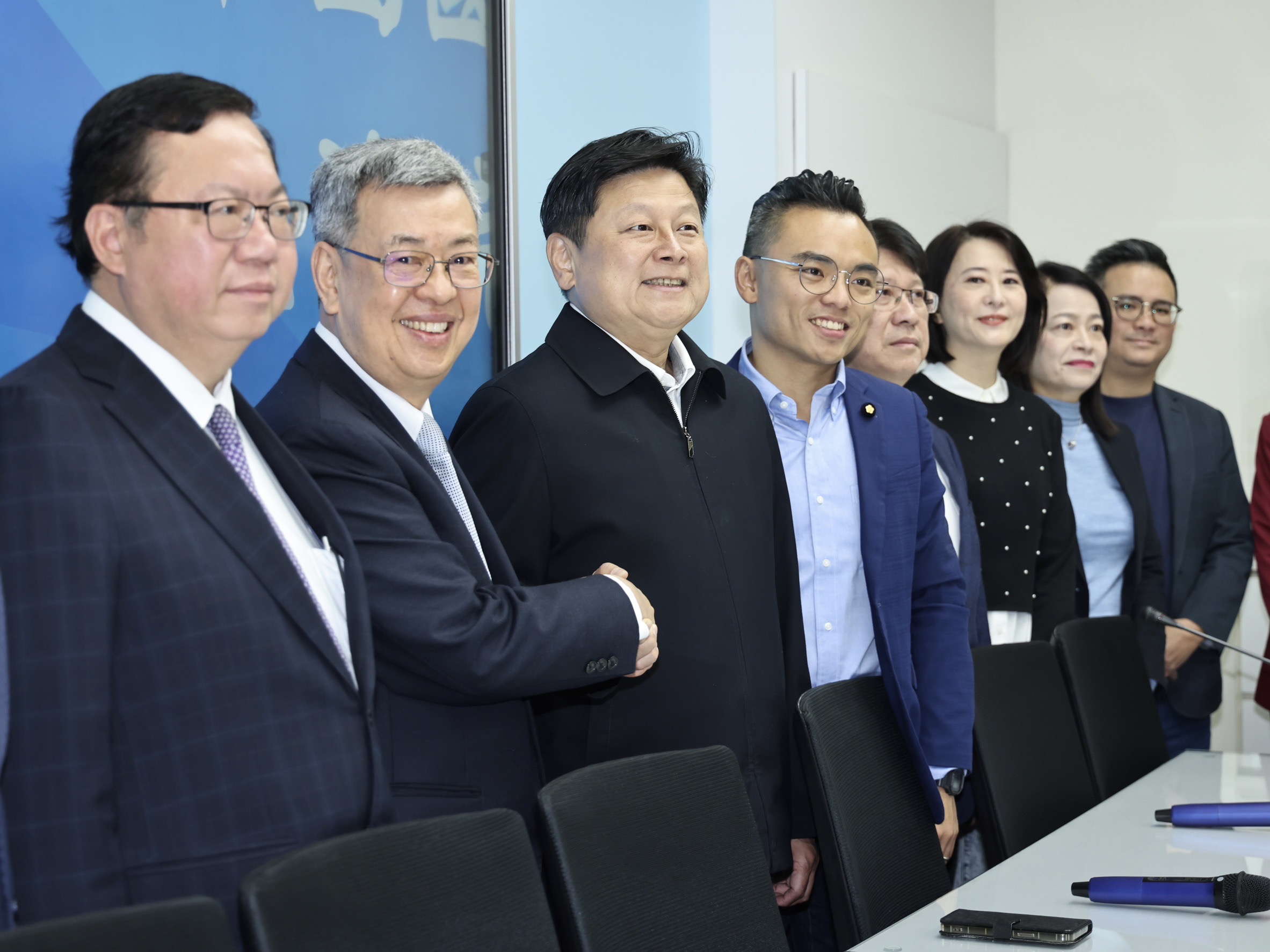 傅崐萁今在立院接待行政院長陳建仁後受訪,表示臨時會風波起於黨工誤植文書,將依相關規定懲處。林啟弘攝