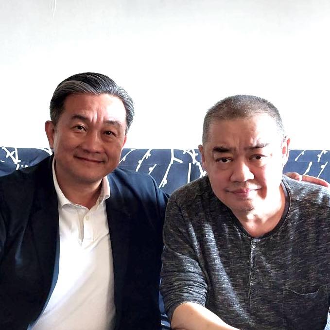 王定宇（左）17日探望一個多月前摔傷的民運人士吾爾開希。翻攝王定宇臉書