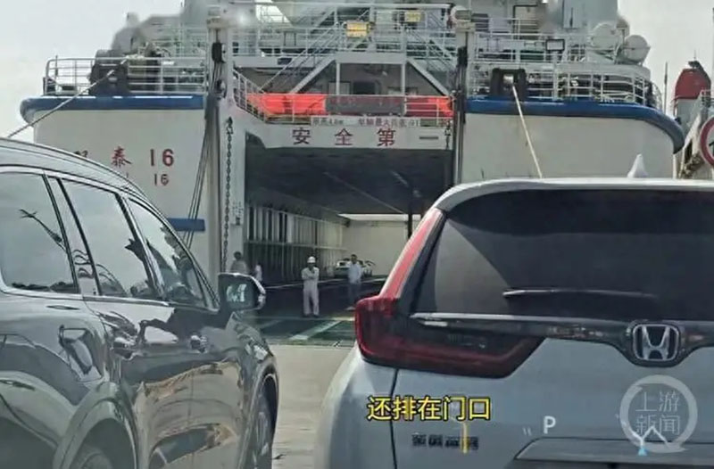 車主排隊離島。圖/影片截圖