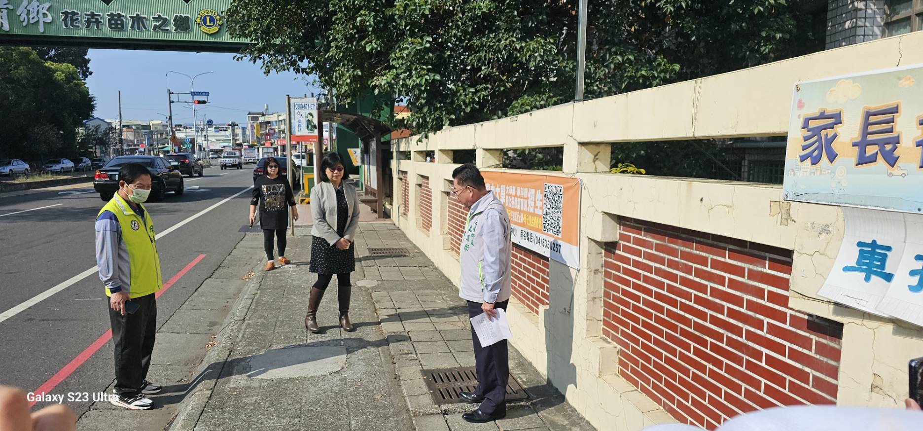 ▲永靖鄉公所將爭取國土署補助，進行永靖國小通學步道及社區人行環境改善計畫，邀請工程公司設計師蕭佳貞進行簡報，希望提案計畫能順利。（記者張溎壕攝）