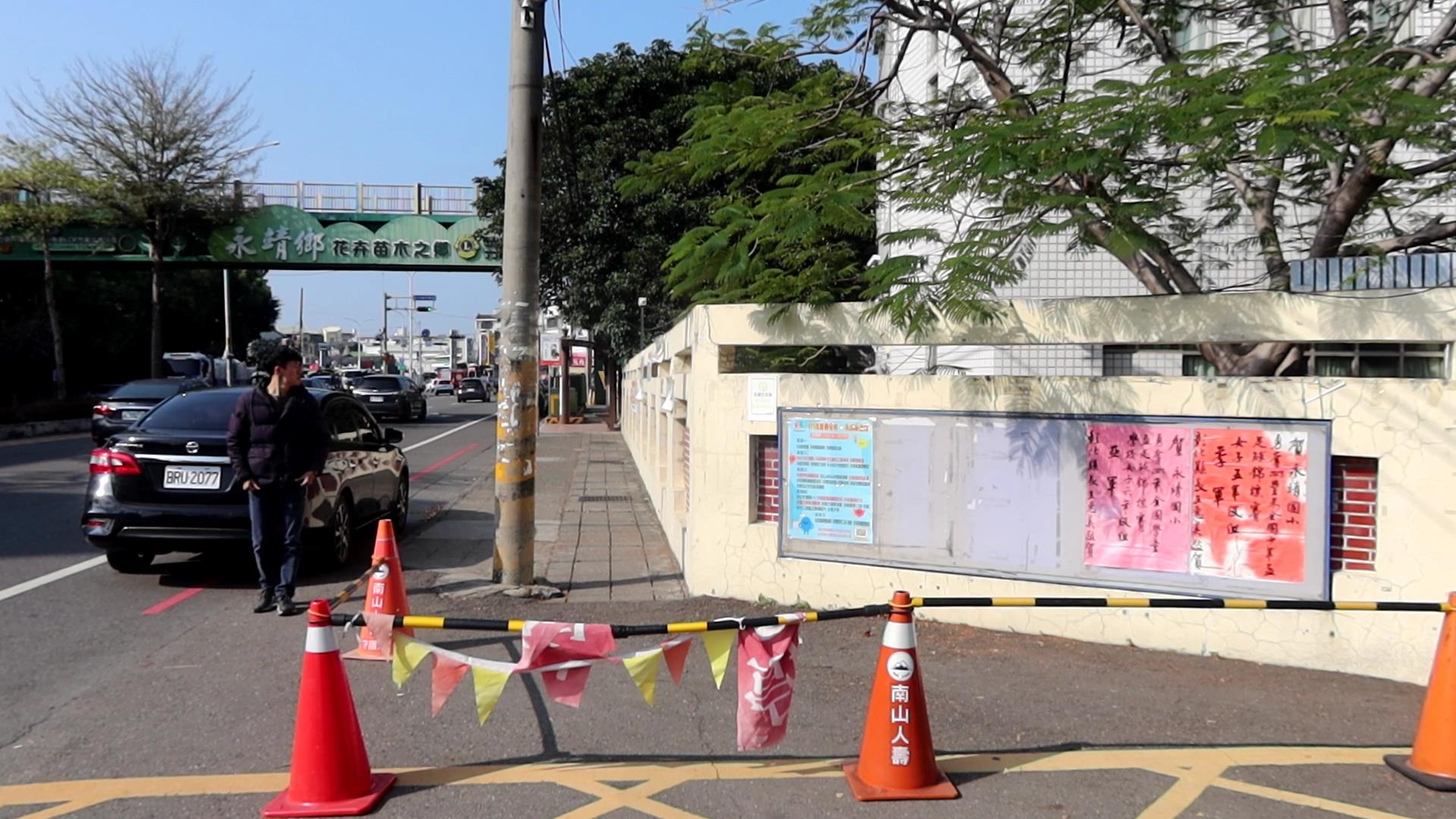 ▲永靖鄉公所將爭取國土署補助，進行永靖國小通學步道及社區人行環境改善計畫，邀請工程公司設計師蕭佳貞進行簡報，希望提案計畫能順利。（記者張溎壕攝）