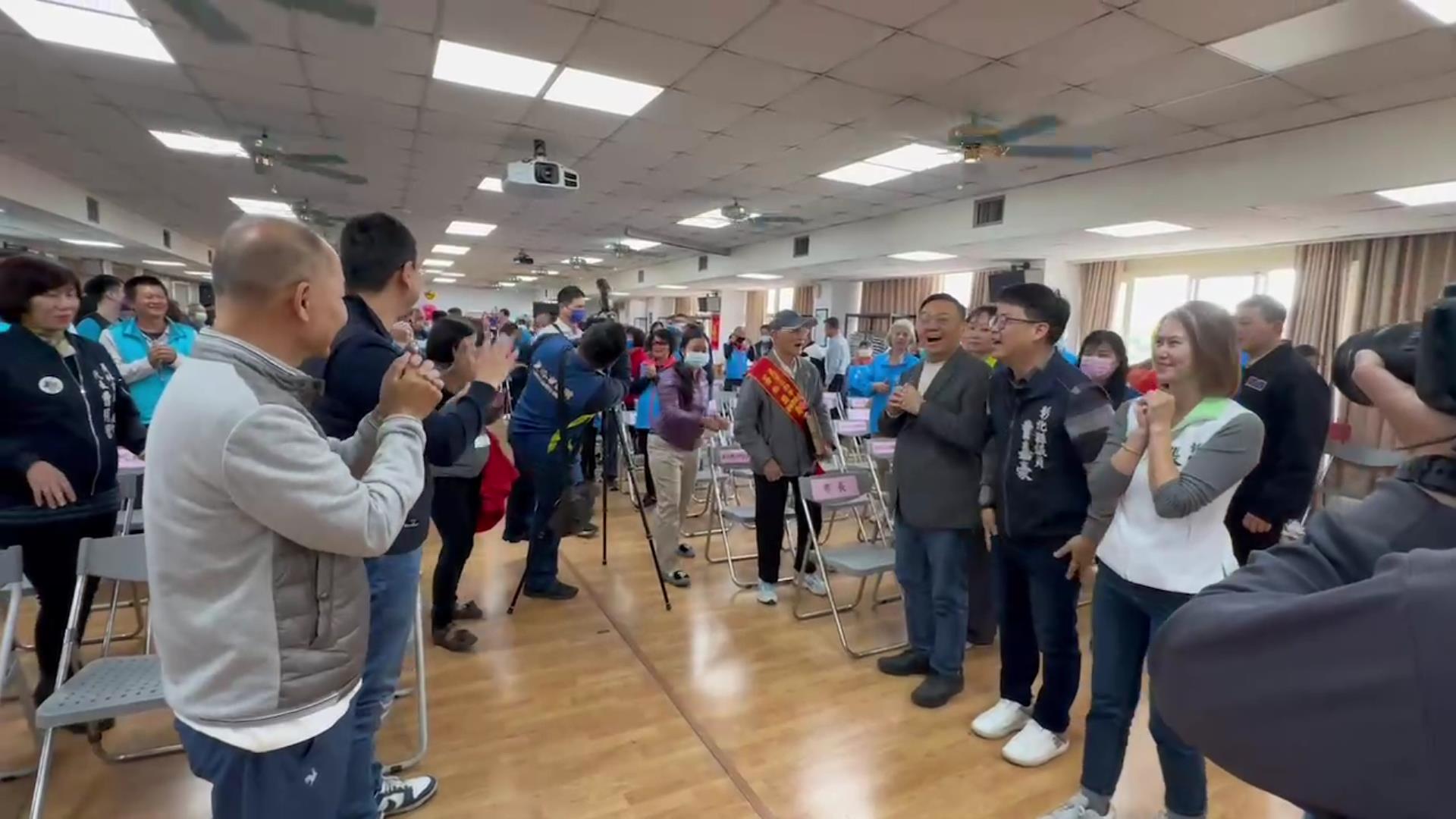 ▲員林市公所舉辦「甲辰龍年吉祥賀新春」的團拜活動,在司儀朗誦「出海金龍吟盛世,飛天彩鳳舞新春」,互相祝福金龍年好運連連。(記者張溎壕攝)