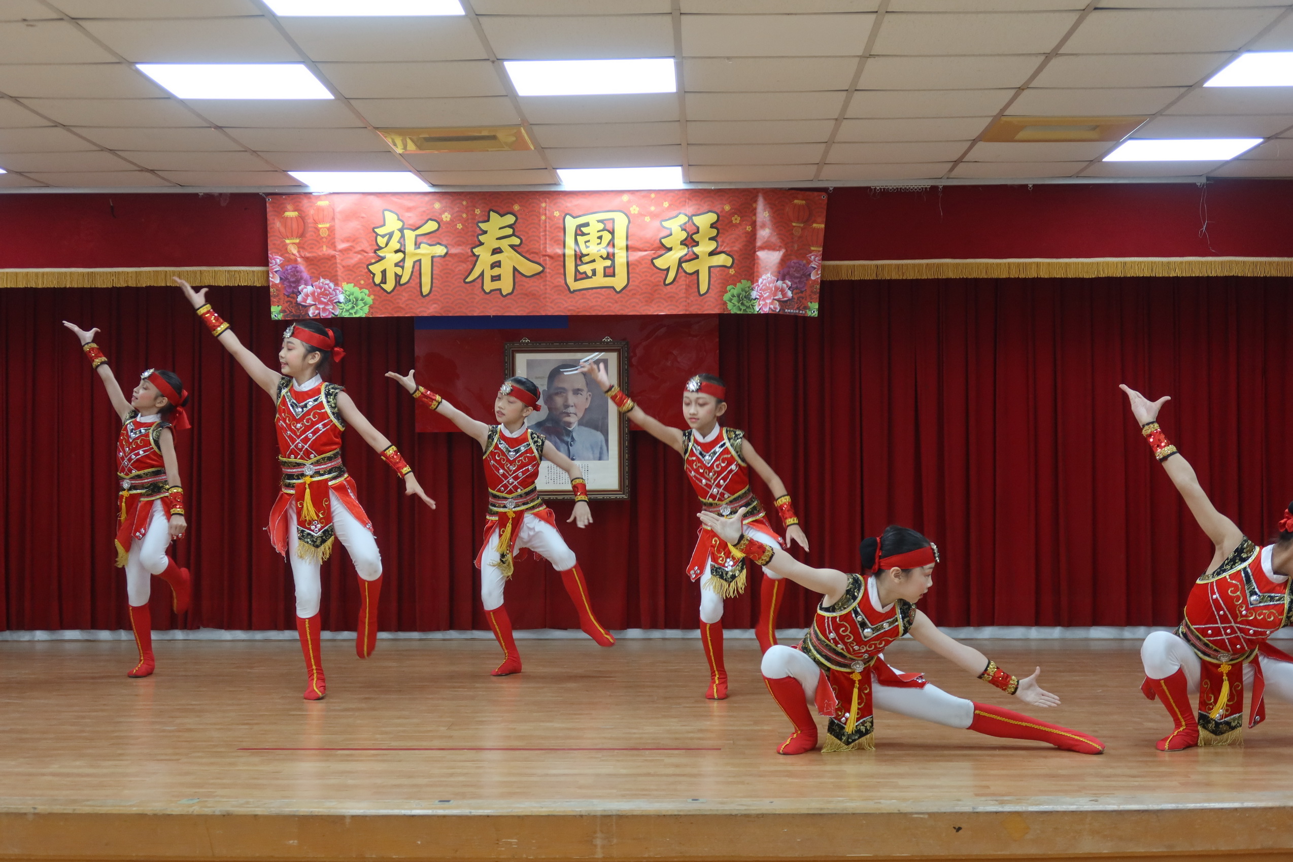 ▲員林市公所舉辦「甲辰龍年吉祥賀新春」的團拜活動，活動由游月說舞蹈表演龍騰虎躍賀佳節拉開帷幕。（記者張溎壕攝）
