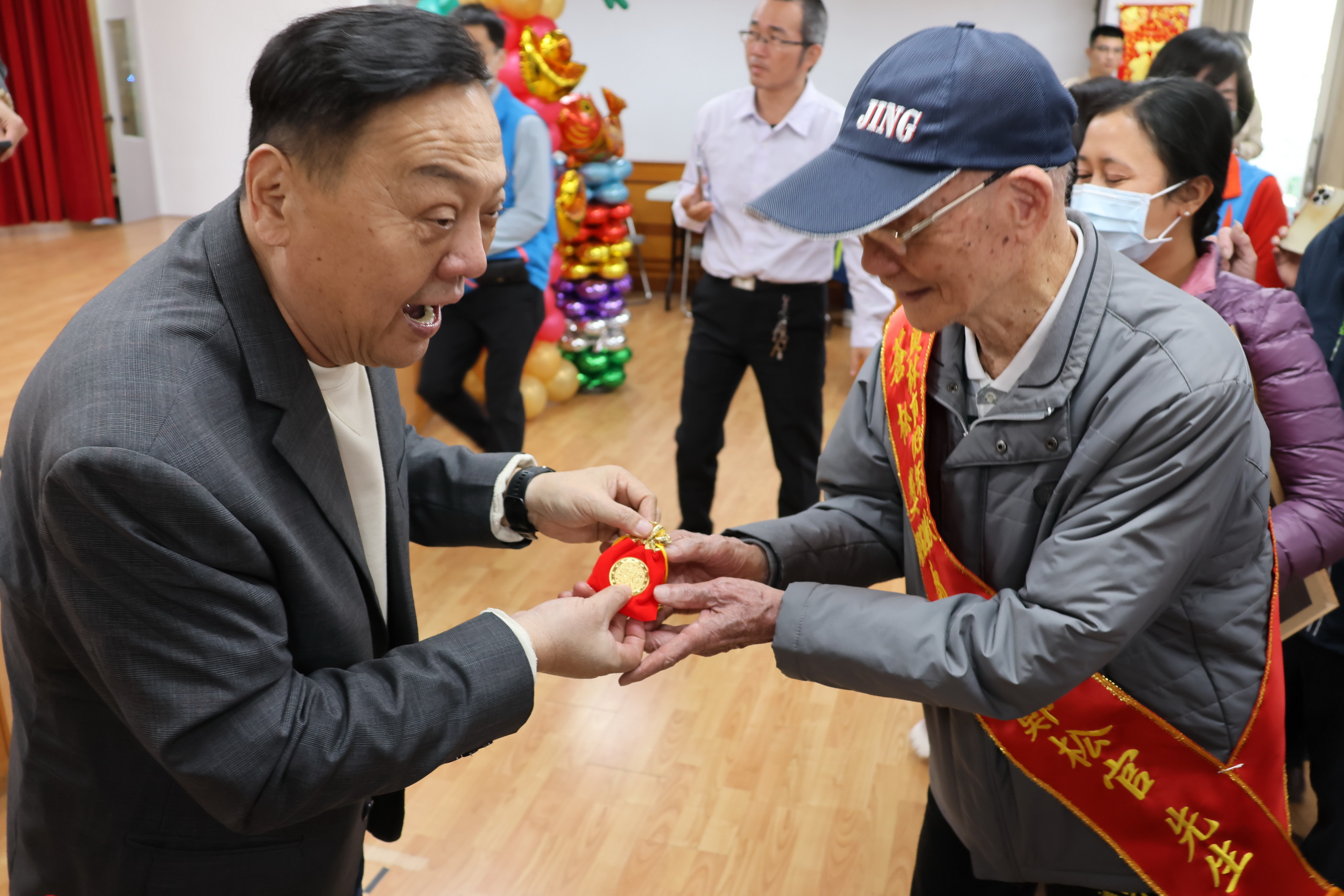 ▲員林市公所舉行新春團拜，表揚蒼松獎鄰長5名、翠柏獎鄰長3名，由市長游振雄頒贈感謝狀與獎品，團拜會場一片喜氣洋洋。（記者張溎壕攝）