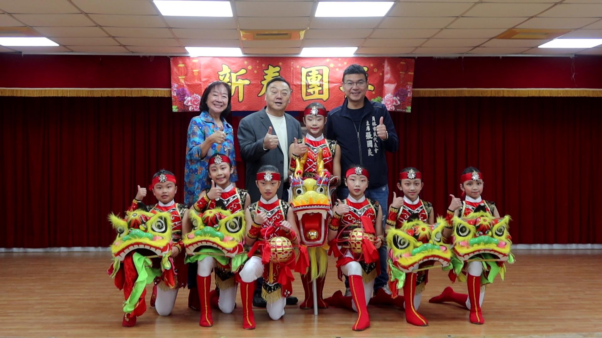 ▲員林市公所舉辦「甲辰龍年吉祥賀新春」的團拜活動，活動由游月說舞蹈表演龍騰虎躍賀佳節拉開帷幕。（記者張溎壕攝）