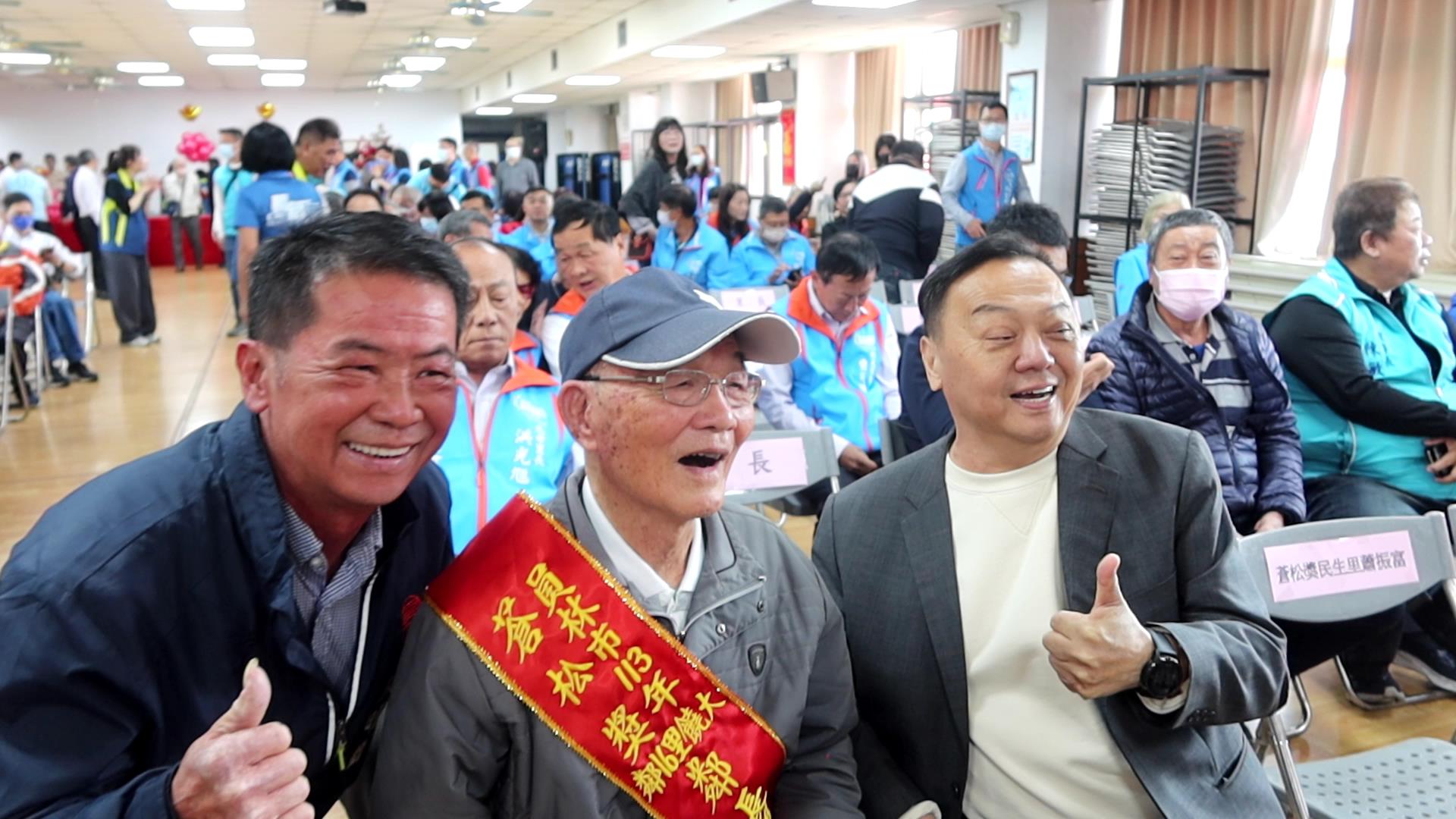 ▲員林市公所舉行新春團拜，表揚蒼松獎鄰長5名、翠柏獎鄰長3名，由市長游振雄頒贈感謝狀與獎品，團拜會場一片喜氣洋洋。（記者張溎壕攝）