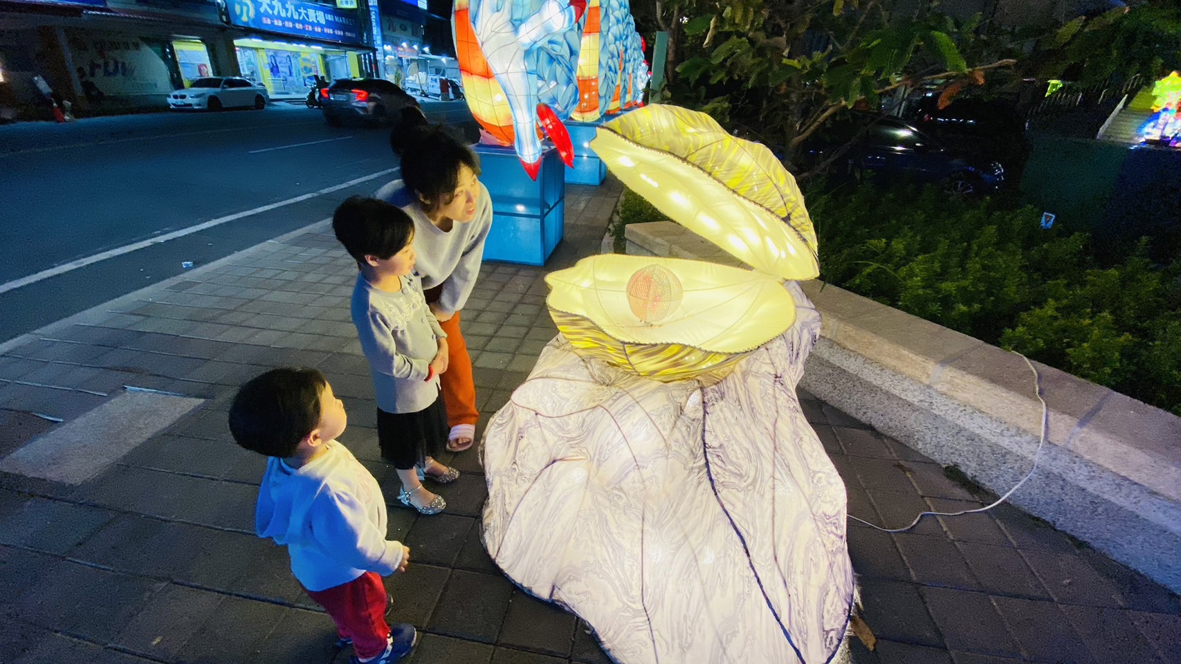 ▲今年花燈的一大特色,是傳統精湛手工製作再加上現代科技、變化萬千燈光特效及融入歌樂舞劇舞台效果。(記者陳雅琪攝)