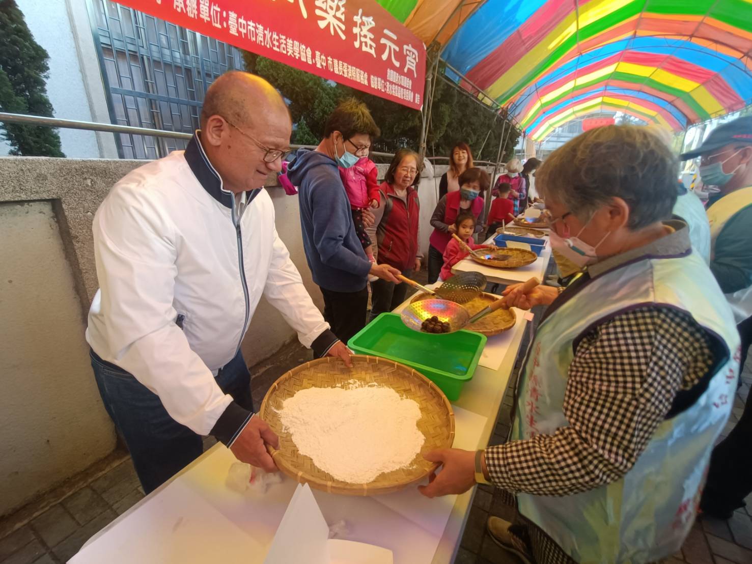 張清照議長「撩下去」搖元宵 主辦元宵DIY逾10年 親子大呼有趣