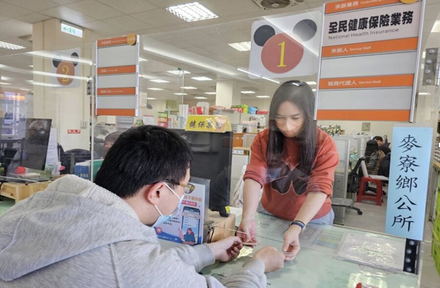 5成7民眾換發健保卡愛跑臨櫃 免等7天!全台20據點開放「現製現領」 236 5成7民眾換發健保卡愛跑臨櫃 免等7天!全台20據點開放「現製現領」 235