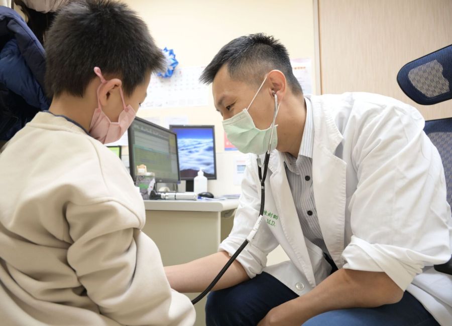 小班童不敢舉手上廁所「憋」慘了! 醫師徒手挖出桌球大「糞石」 240 小班童不敢舉手上廁所「憋」慘了! 醫師徒手挖出桌球大「糞石」 239