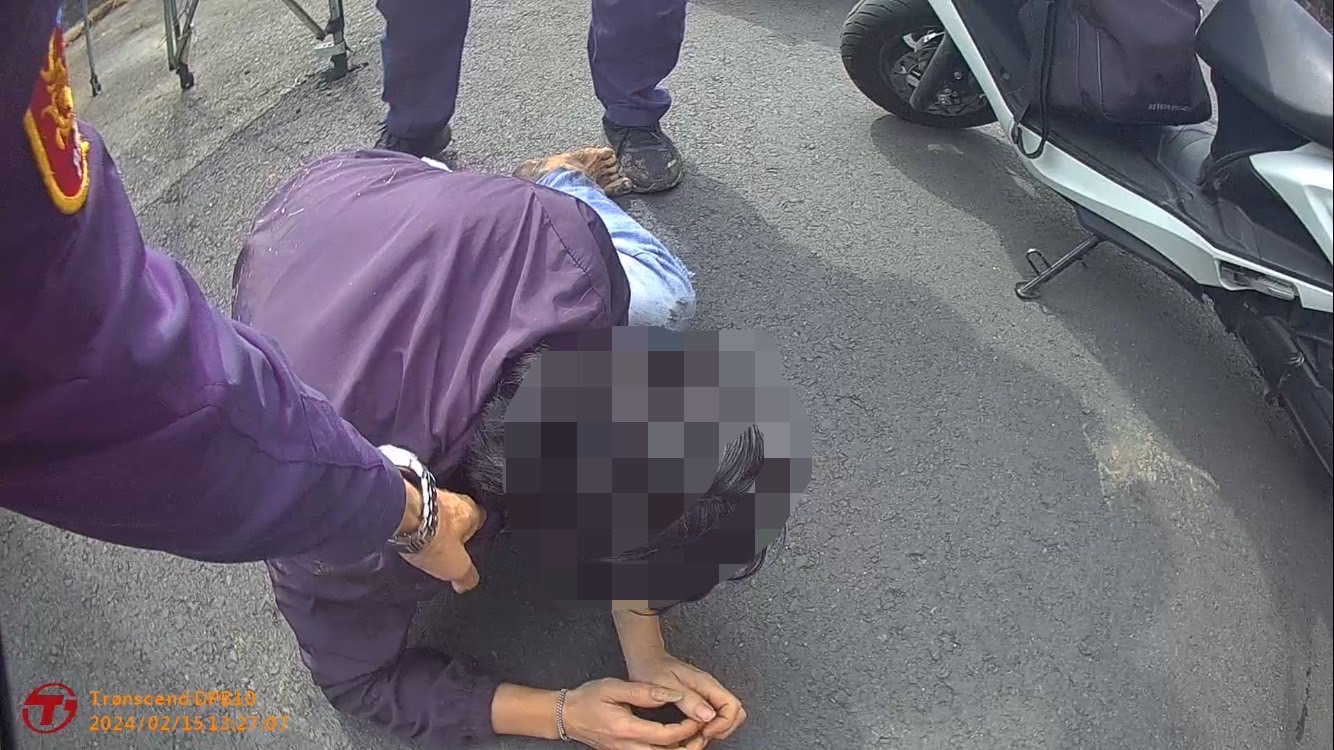 逃逸移工拔腿狂奔百米 岡警包抄攔截制伏。〈圖/記者蔡宗武翻攝〉