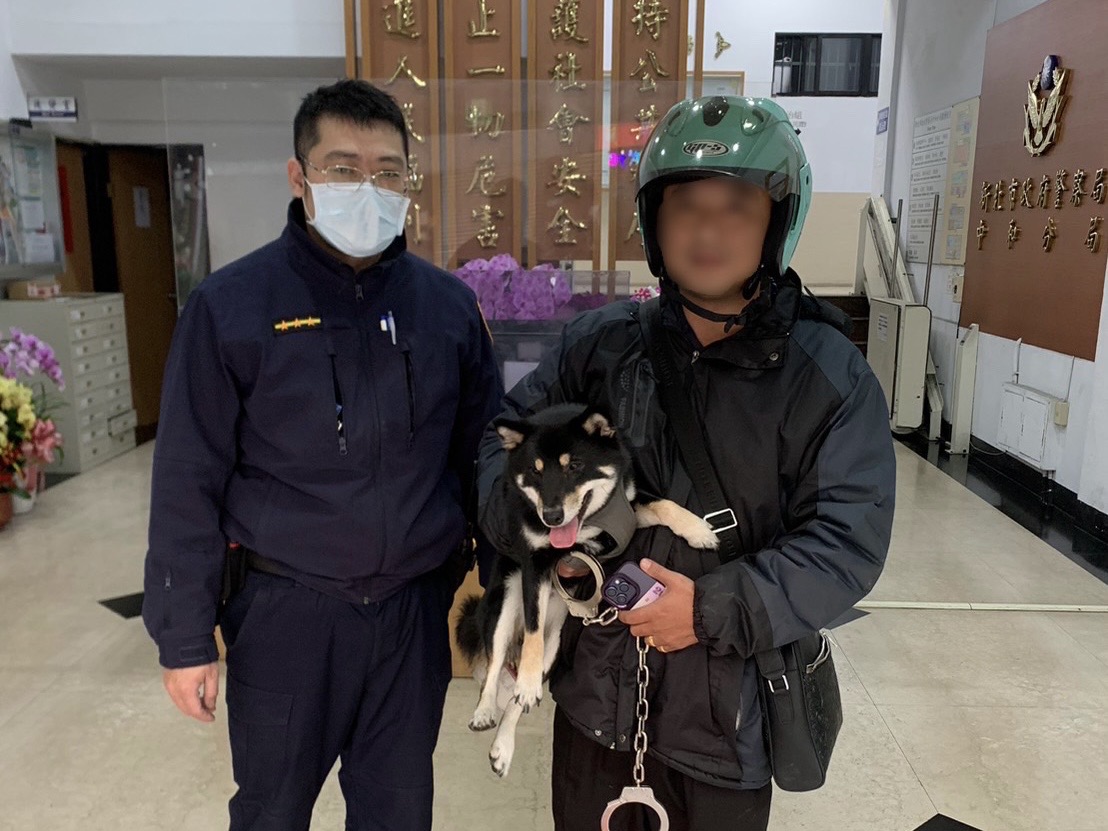 熱心民眾帶走失黑柴至分局，中和警根據晶片即刻救援找到主人，接回愛犬哈娜。(圖/記者張艷君翻攝）