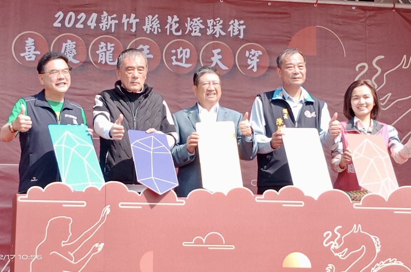 縣長楊文科帶領貴賓補上五色石象徵女窩補天,宣布正活動正式起跑。(圖/記者黃溎芬拍攝)
