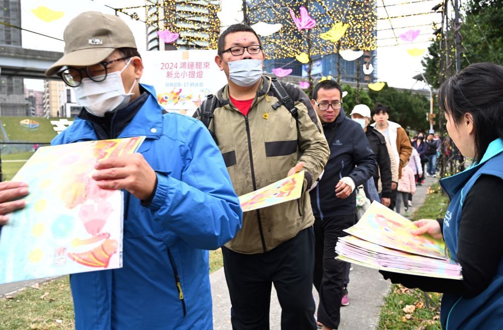 《圖說》2月16日首發吸引許多民眾排隊領取,3000份提燈不到半小時即發送完畢。〈民政局提供〉