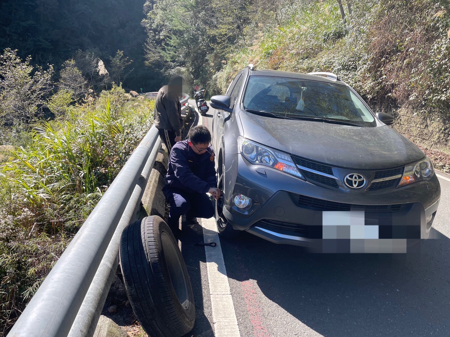 南橫爆胎求助無門 六龜警頂低溫助換胎