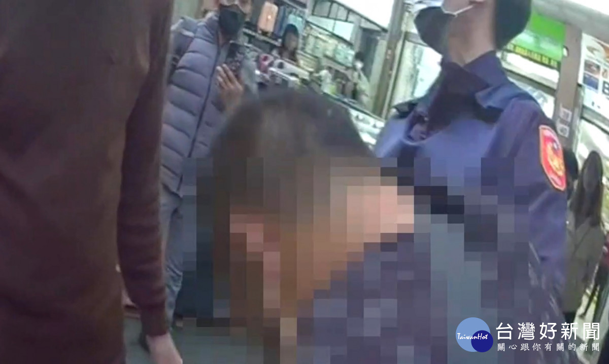 中壢中平路一間銀樓遭搶，被熱心民眾壓制住，警方趕到現場，順利將搶匪帶回，依法偵辦。