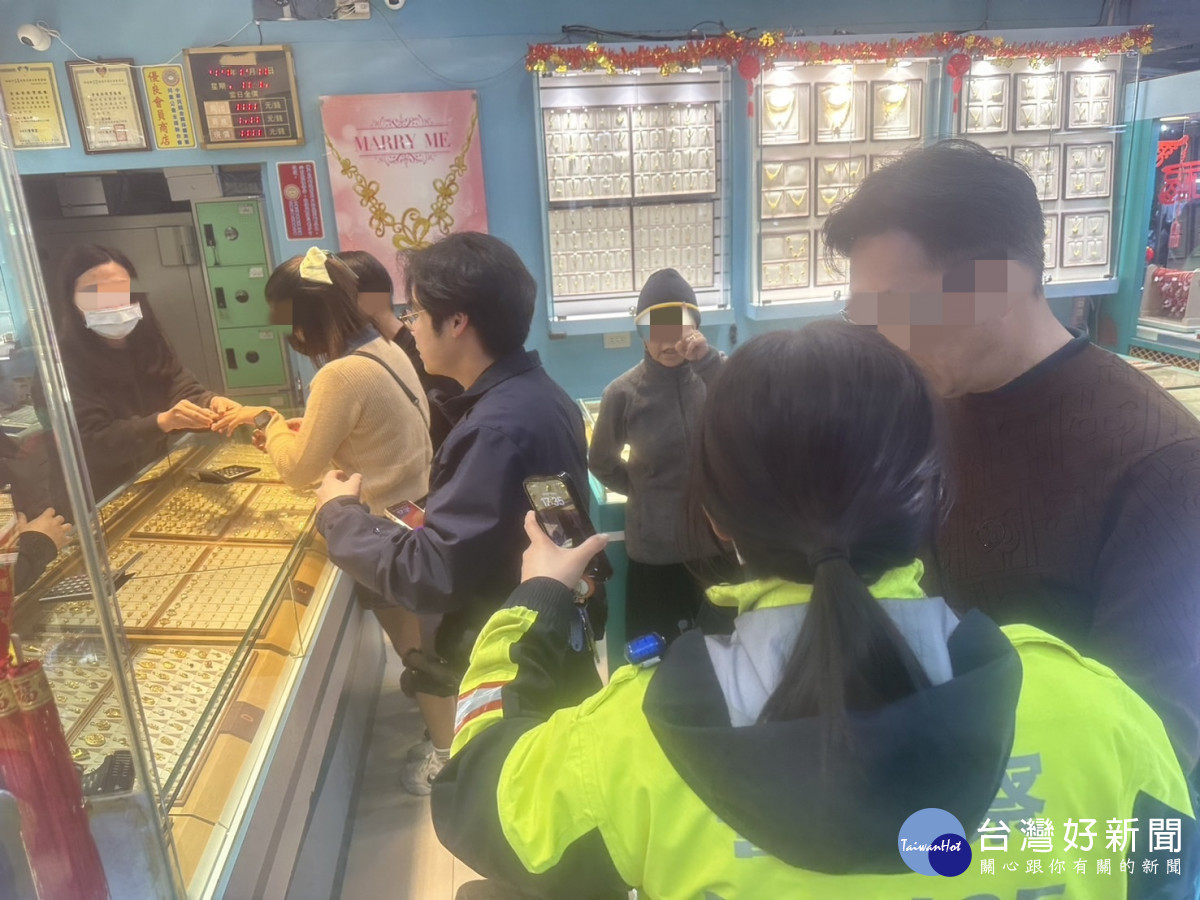 中壢中平路一間銀樓遭搶，被熱心民眾壓制住，警方趕到現場，順利將搶匪帶回，依法偵辦。