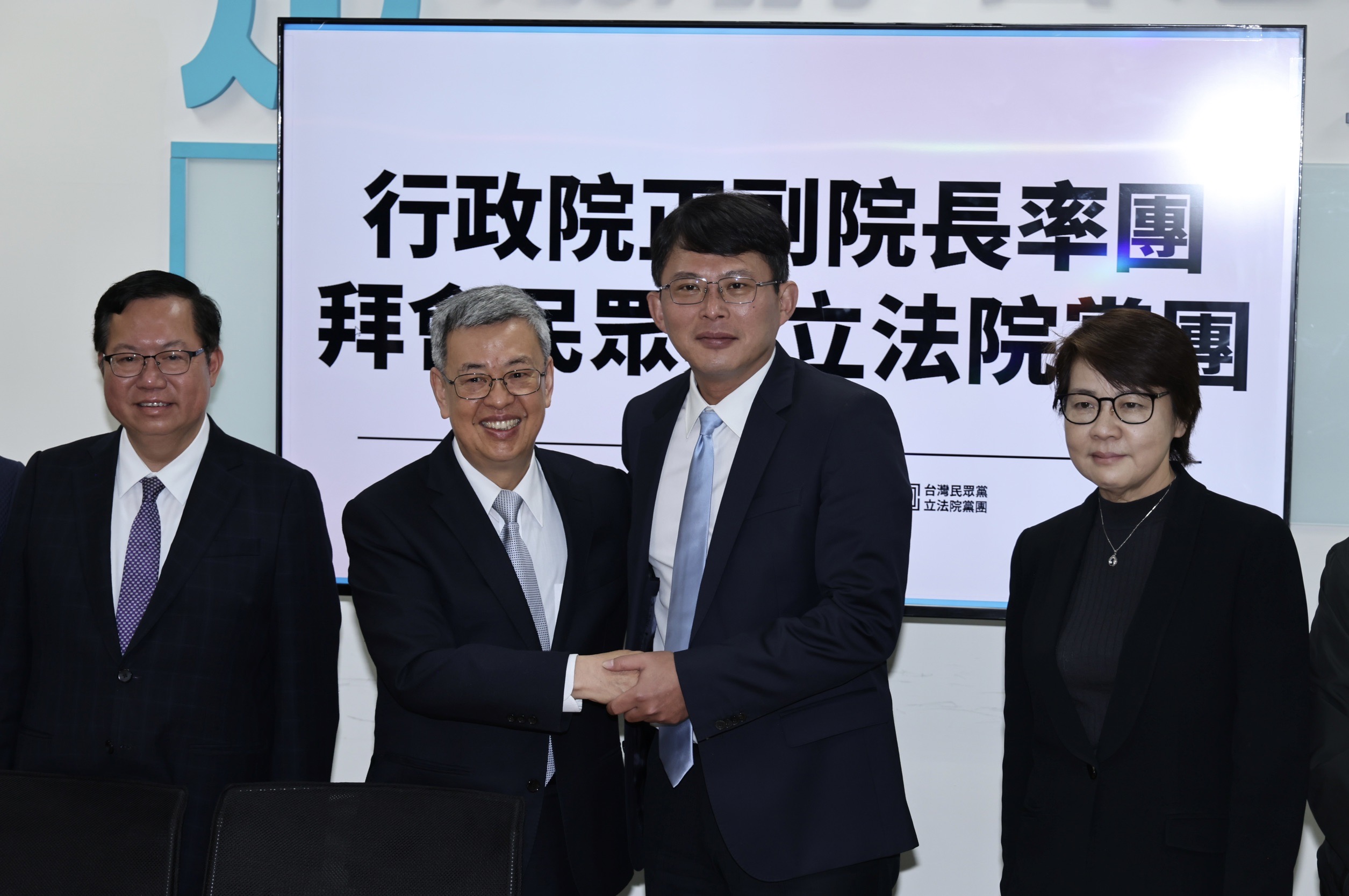 行政院長陳建仁與行政院副院長鄭文燦等人,17日上午前往民眾黨立法院黨團拜會,黨團總召黃國昌、副總召黃珊珊等人接待。林啟弘攝