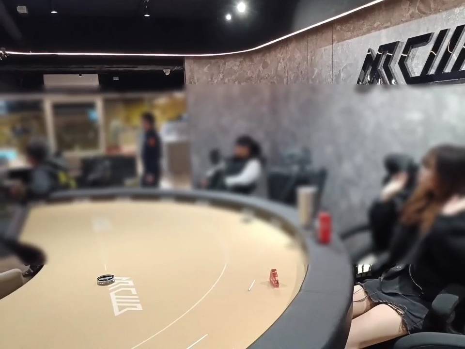 ▲台南「牌技協會」掛羊頭賣狗肉暗營賭場，聘僱短裙美女荷官吸引賭客。（圖／記者陳彥霖翻攝）