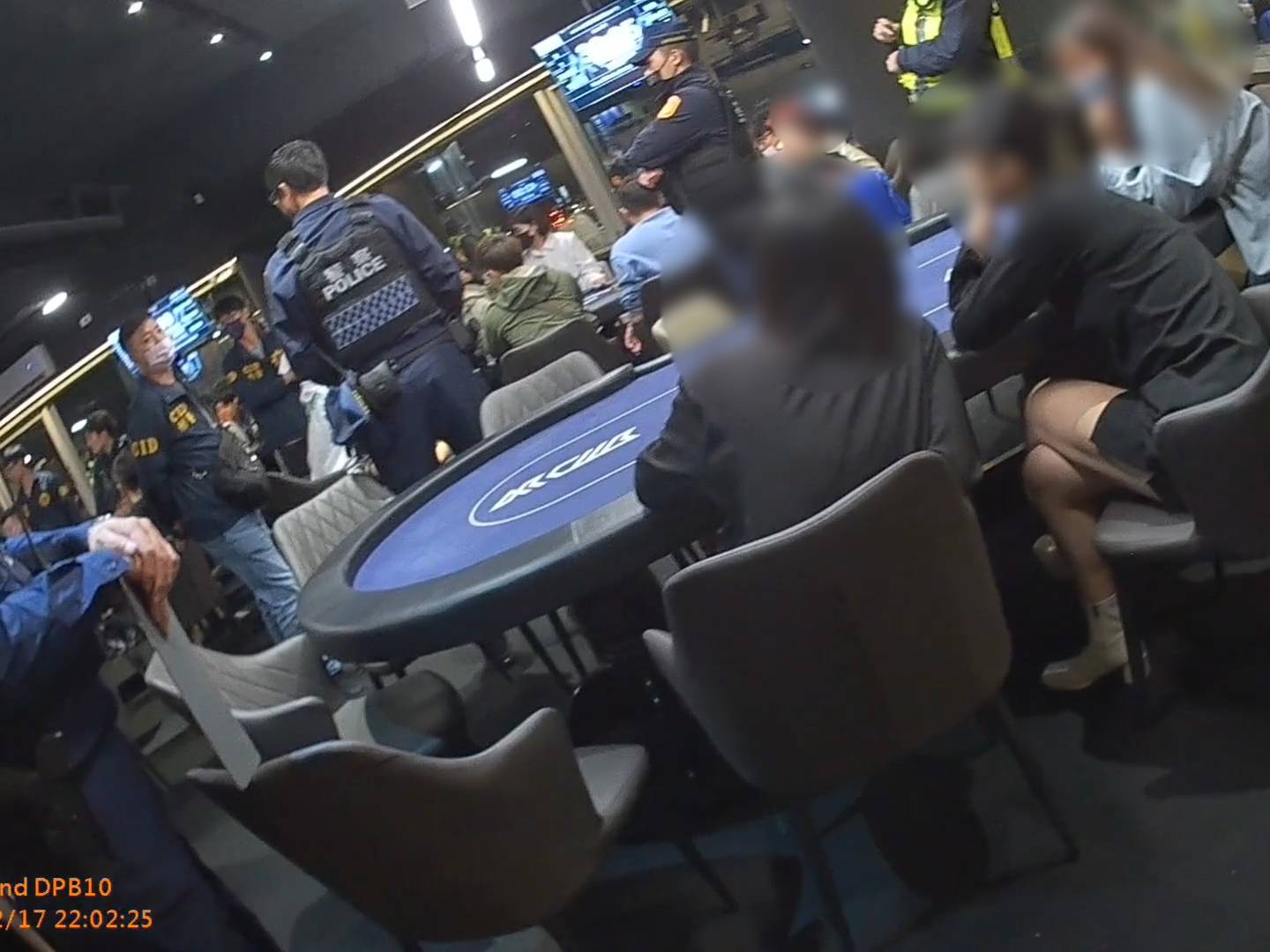 ▲南警破獲牌技協會暗藏賭場，將負責人、女荷官及賭客等51人依法送辦。（圖／記者陳彥霖翻攝）
