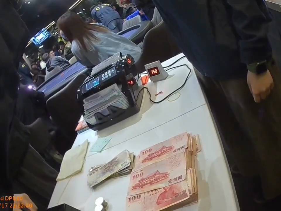 ▲警方查扣撲克牌賭具、點鈔機並當場清點賭資。（圖／記者陳彥霖翻攝）
