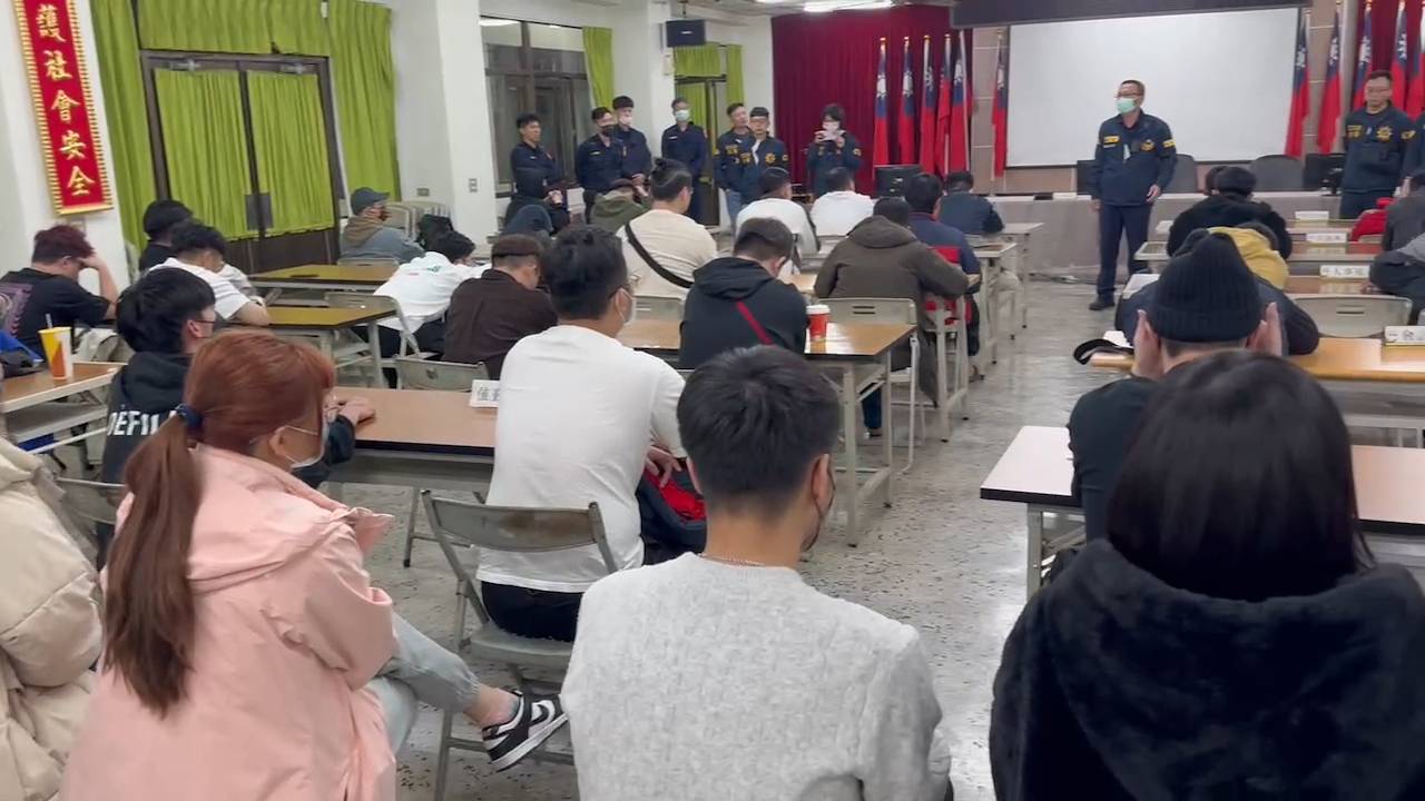 ▲南警破獲牌技協會暗藏賭場，將負責人、女荷官及賭客等51人依法送辦。（圖／記者陳彥霖翻攝）