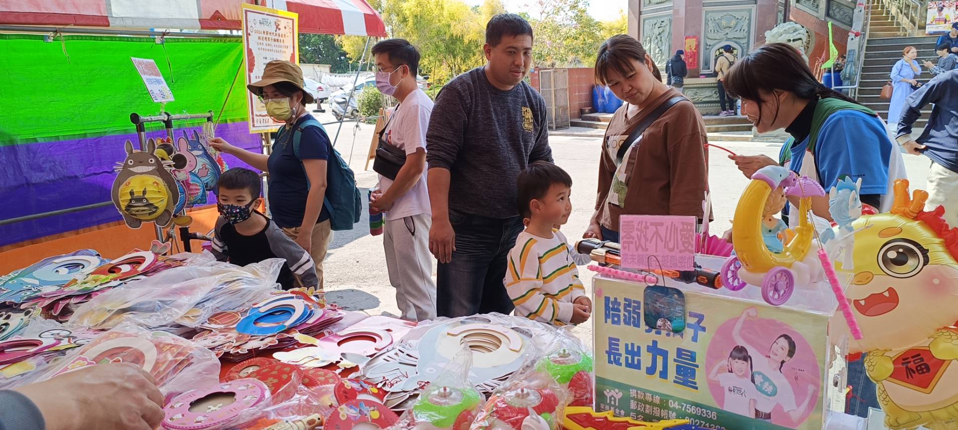 ▲埔鹽鄉順澤宮與彰化家扶攜手舉辦元宵節古早燈籠新春助學公益義賣活動，邀請民眾為家扶孩子籌募新學期的助學金，幫助逆境中的孩子改變未來。（記者張溎壕攝）