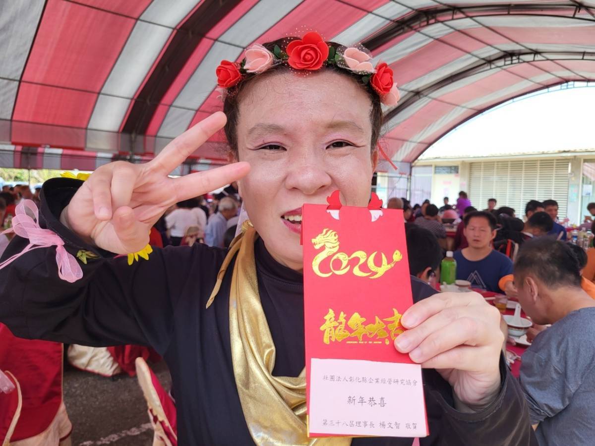 ▲彰化企業經營研究協會於喜樂保育院萬合院區召開理監事會及新春團拜，邀請與招待喜樂師生參與百人春酒餐宴，讓孩子感受到貼近生活的溫暖。（記者張溎壕攝）