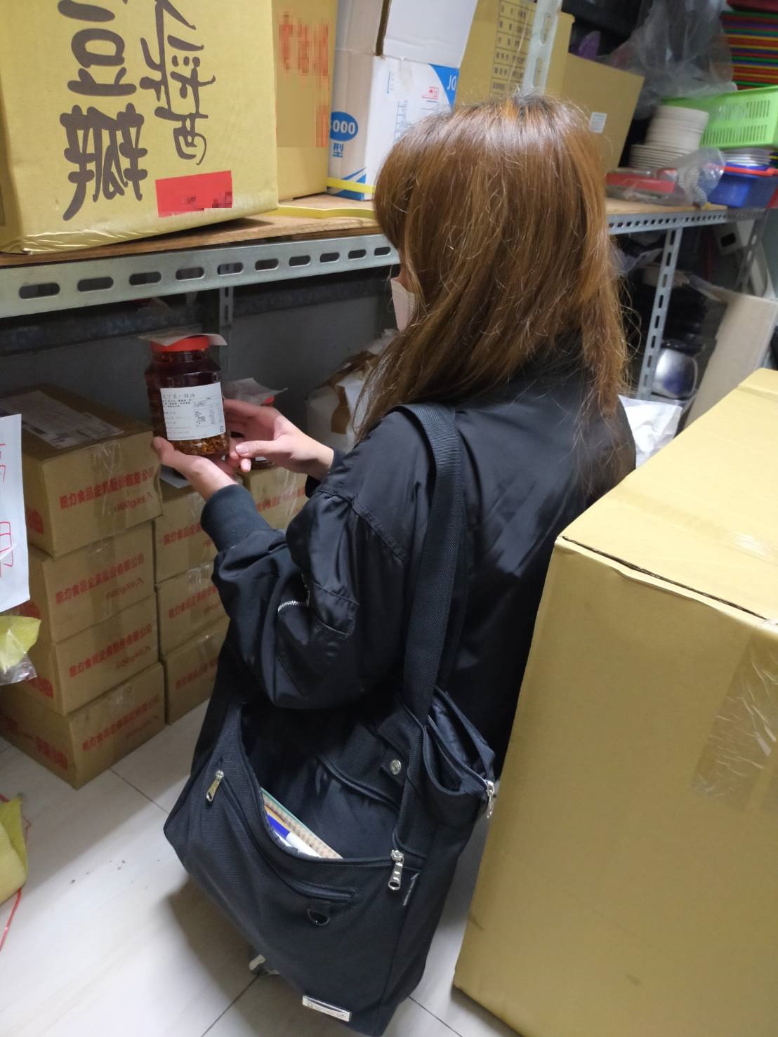 ▲彰化縣衛生局追查新北市保欣企業有限公司進口含「蘇丹紅」辣椒粉之下游業者相關製品流向，架上已無問題批號產品。（彰化縣衛生局提供）