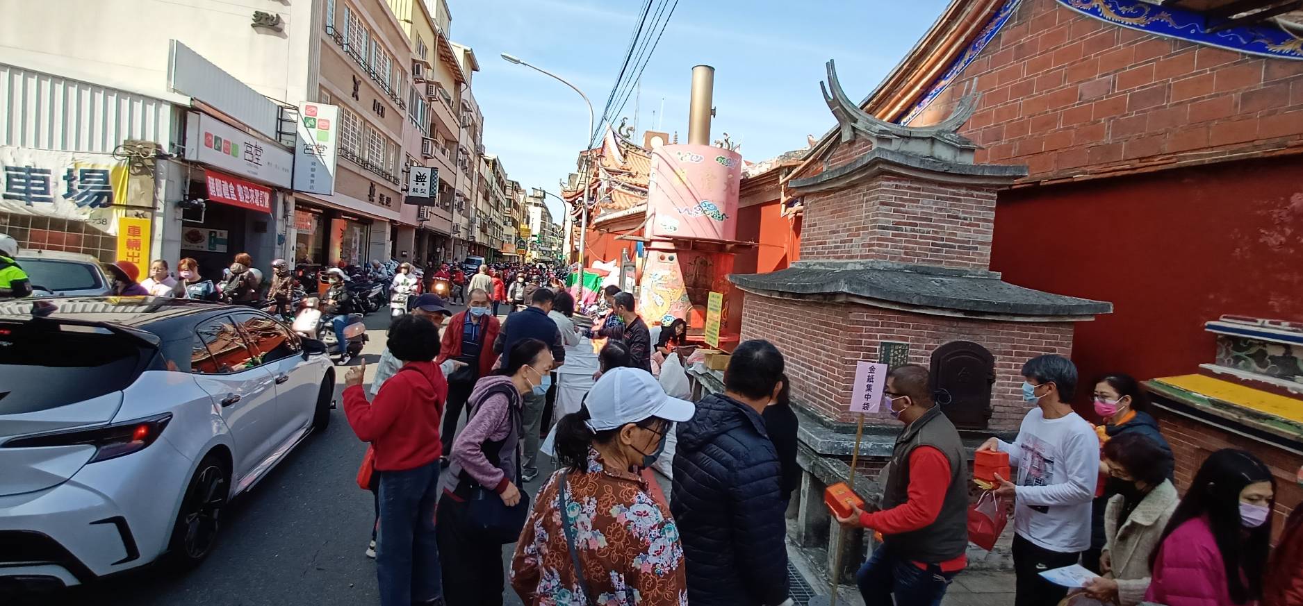 ▲農曆正月初九「天公生」，供奉玉皇大帝的彰化市元清觀，從前晚子時開始湧進信徒，元清觀準備的案桌，都被擺滿供品。（記者張溎壕攝）