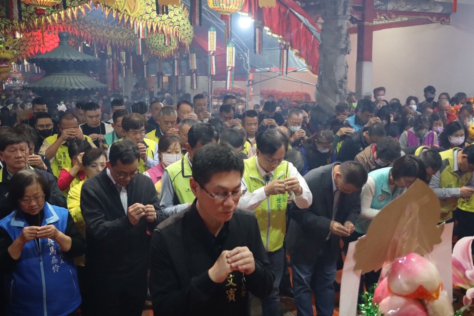 ▲農曆正月初九「天公生」，供奉玉皇大帝的彰化市元清觀，從前晚子時開始湧進信徒，元清觀準備的案桌，都被擺滿供品。（記者張溎壕攝）