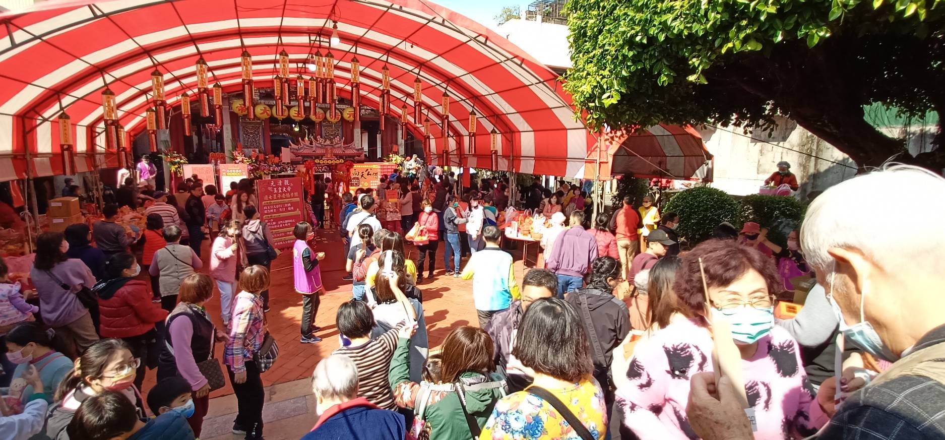 ▲農曆正月初九「天公生」，供奉玉皇大帝的彰化市元清觀，從前晚子時開始湧進信徒，元清觀準備的案桌，都被擺滿供品。（記者張溎壕攝）