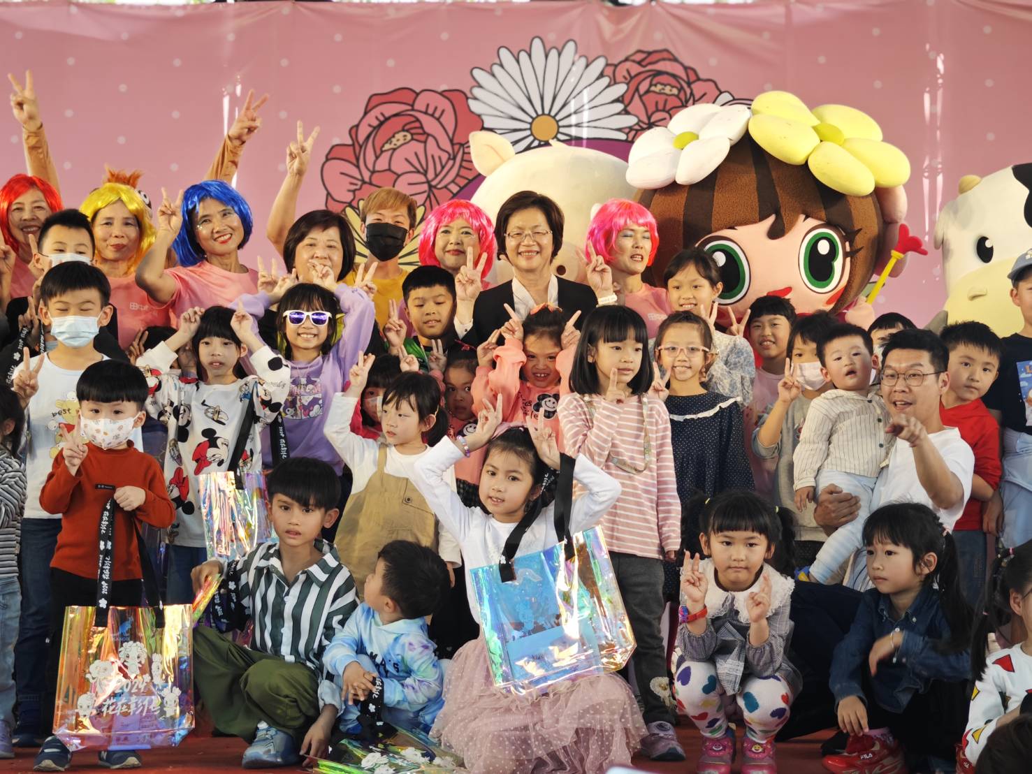 ▲彰化縣政府在溪州公園大草皮舞台區舉辦「2024花在彰化」親子主題日,現場上千民眾在大自然中歡聚一堂,共同賞花、觀賞表演,度過了愉快的午後時光。(記者張溎壕攝)