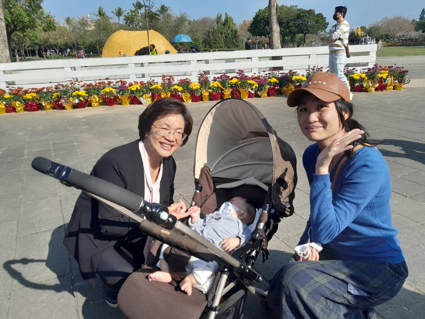 ▲彰化縣政府在溪州公園大草皮舞台區舉辦「2024花在彰化」親子主題日，現場上千民眾在大自然中歡聚一堂，共同賞花、觀賞表演，度過了愉快的午後時光。（記者張溎壕攝）