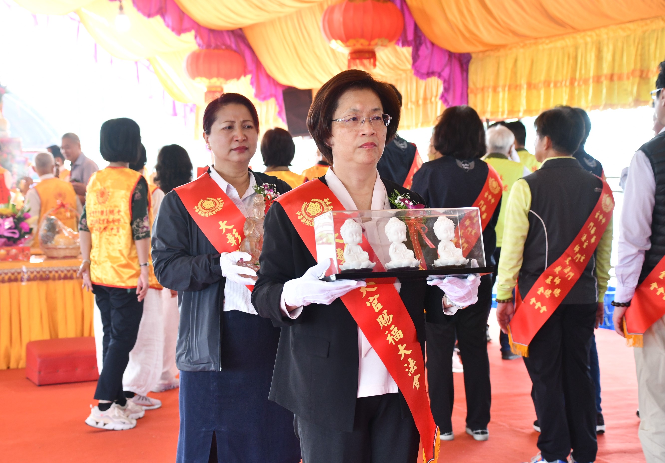 ▲113年大彰化地區天官賜福陰陽兩利大法會,在鹿港文小五用地隆重舉行,彰化縣長王惠美率領各界恭迎聖駕,祈求神明庇佑,促進縣政順利,民心安定。(記者張溎壕攝)