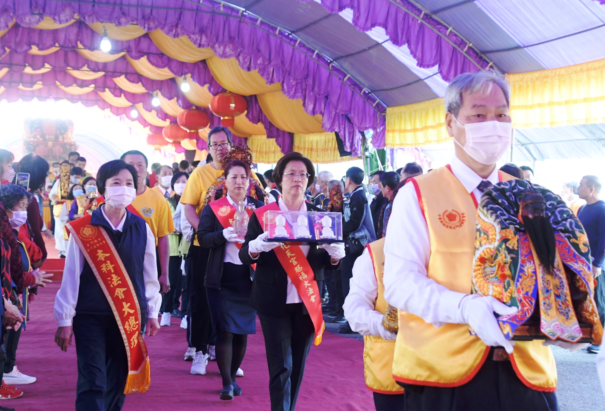 ▲113年大彰化地區天官賜福陰陽兩利大法會，在鹿港文小五用地隆重舉行，彰化縣長王惠美率領各界恭迎聖駕，祈求神明庇佑，促進縣政順利，民心安定。（記者張溎壕攝）