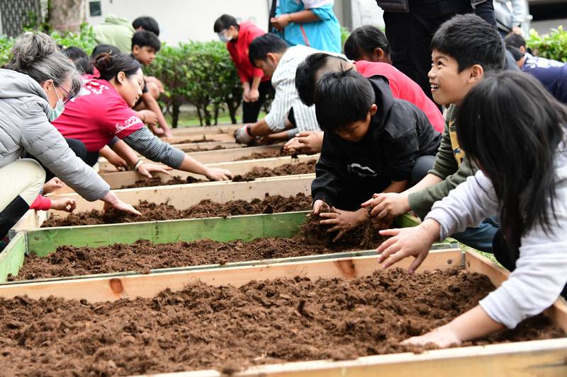 講師帶領學生種植臺灣藜。(圖/農業部提供)