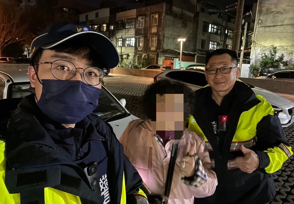 ▲圖說：員警依據黃婦印象中的行車路線分析可能的停車位置，迅速找到黃婦的自小客車 （圖／台中市政府提供）