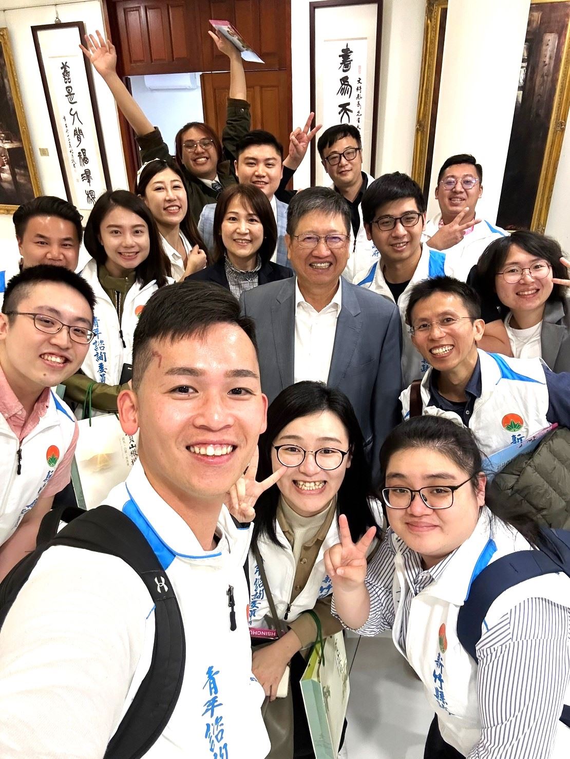 竹縣第二屆青年諮詢委員與縣長自拍合影。(圖/記者林照東翻攝)