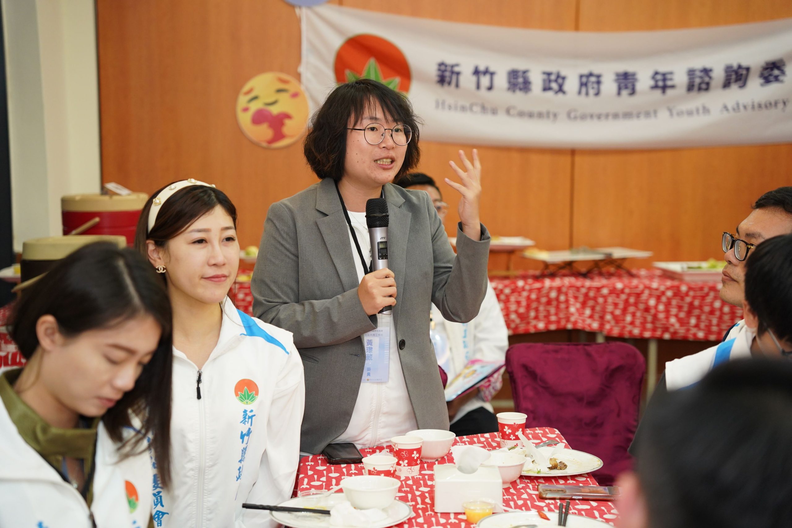青年委員黃瓈葳踴躍提出建言。(圖/記者林照東翻攝)