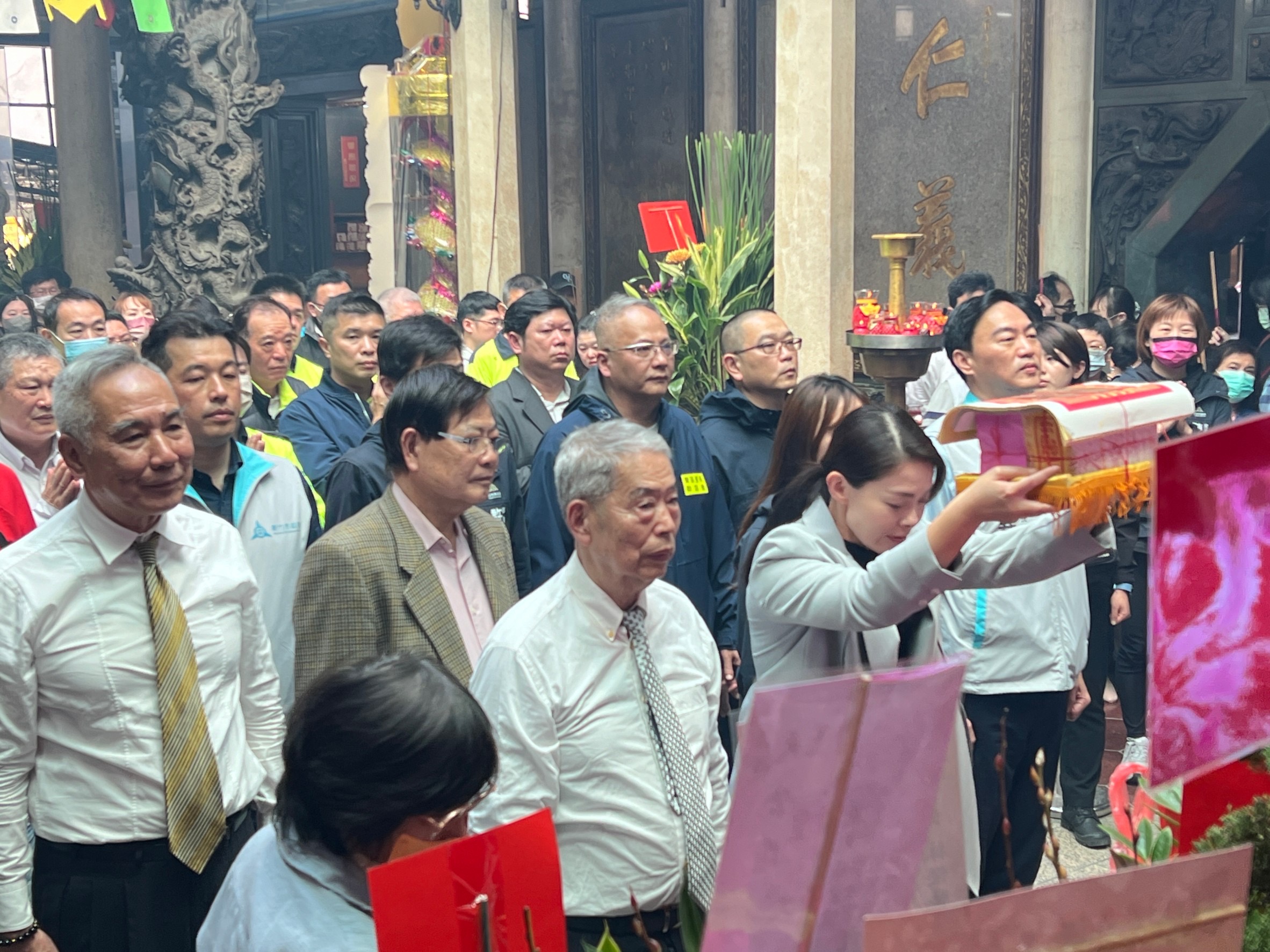 市長高虹安率市府團隊與廟方合照。(圖/記者林照東翻攝)