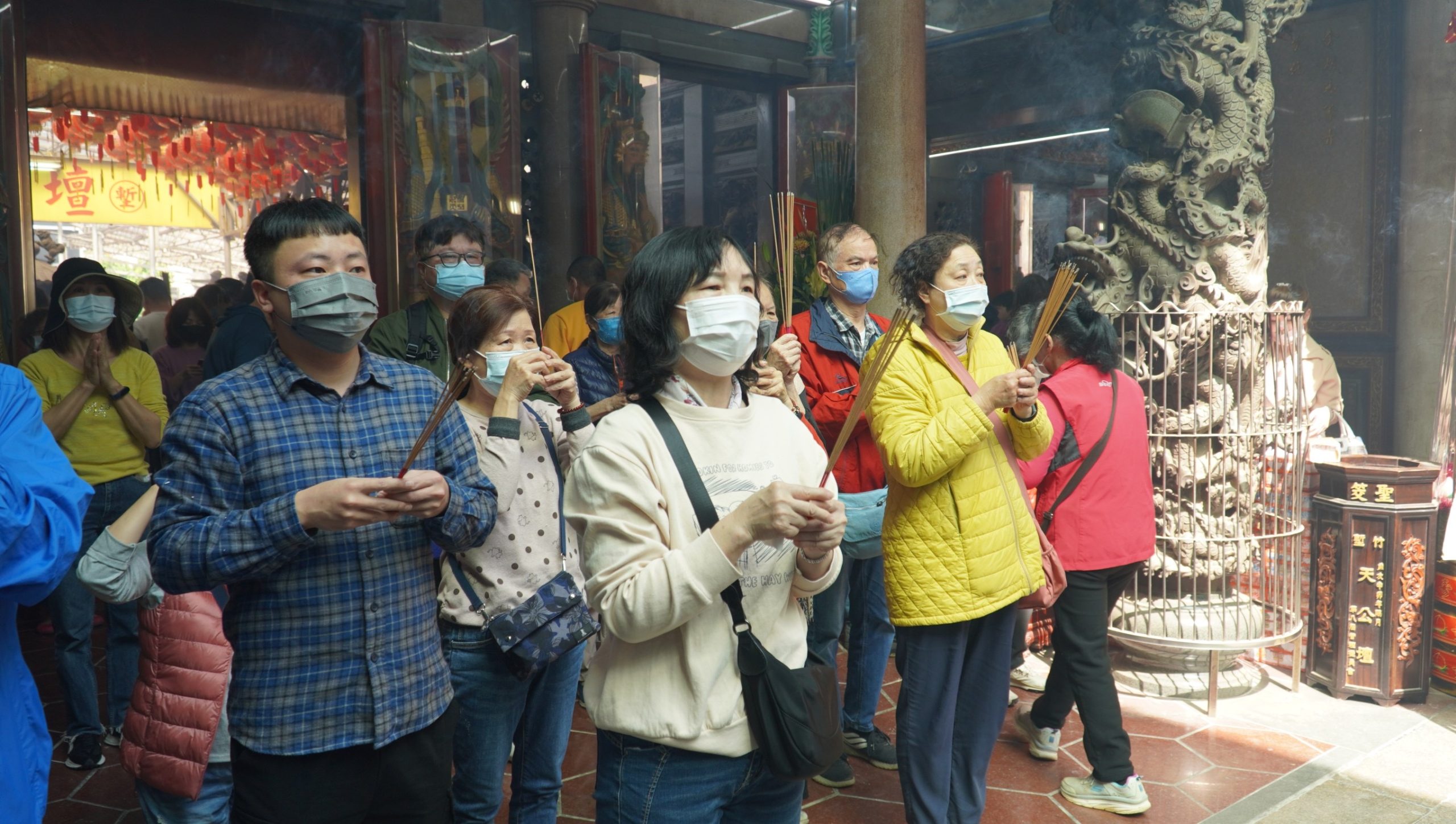 參拜民眾人潮絡繹。(圖/記者林照東翻攝)