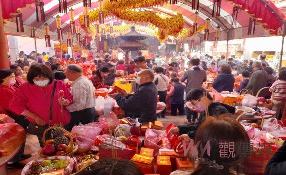 彰化元清觀天公生:信眾熱情蜂擁 供品混淆易錯拿別人的