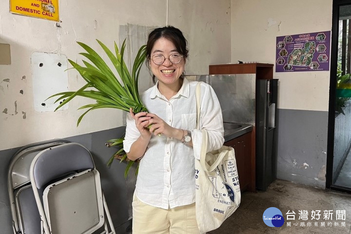 校內教職員帶著剛在花園裡採收的班蘭葉,一臉開心。