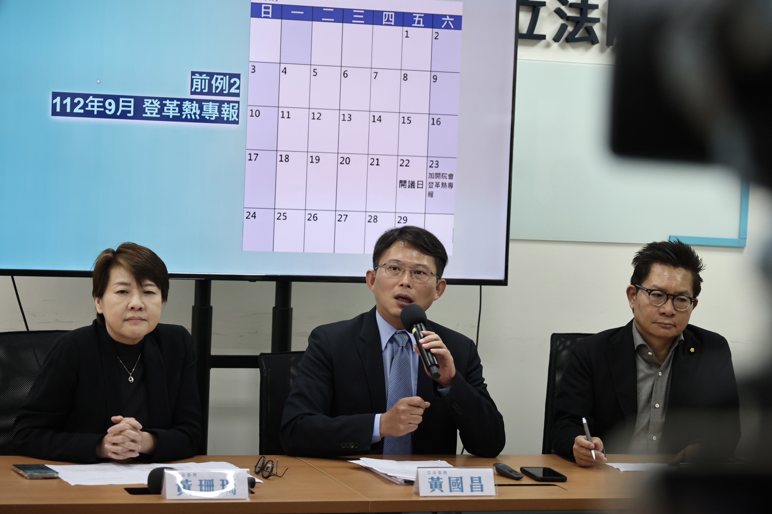 民眾黨總召黃國昌等人召開記者會,聲明朝野協商結論後的立場。林啟弘攝