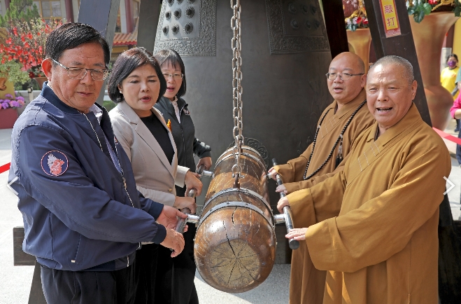 ▲張麗善偕團隊在心保和尚主領下敲平安鐘（圖佛光山提供）